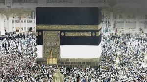 See pilgrims from around the world gather at Mecca to perform hajj