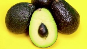 Discover the health benefits of avocados and learn how to cut, peel, and prepare avocados for maximum health benefit and how to keep guacamole from browning